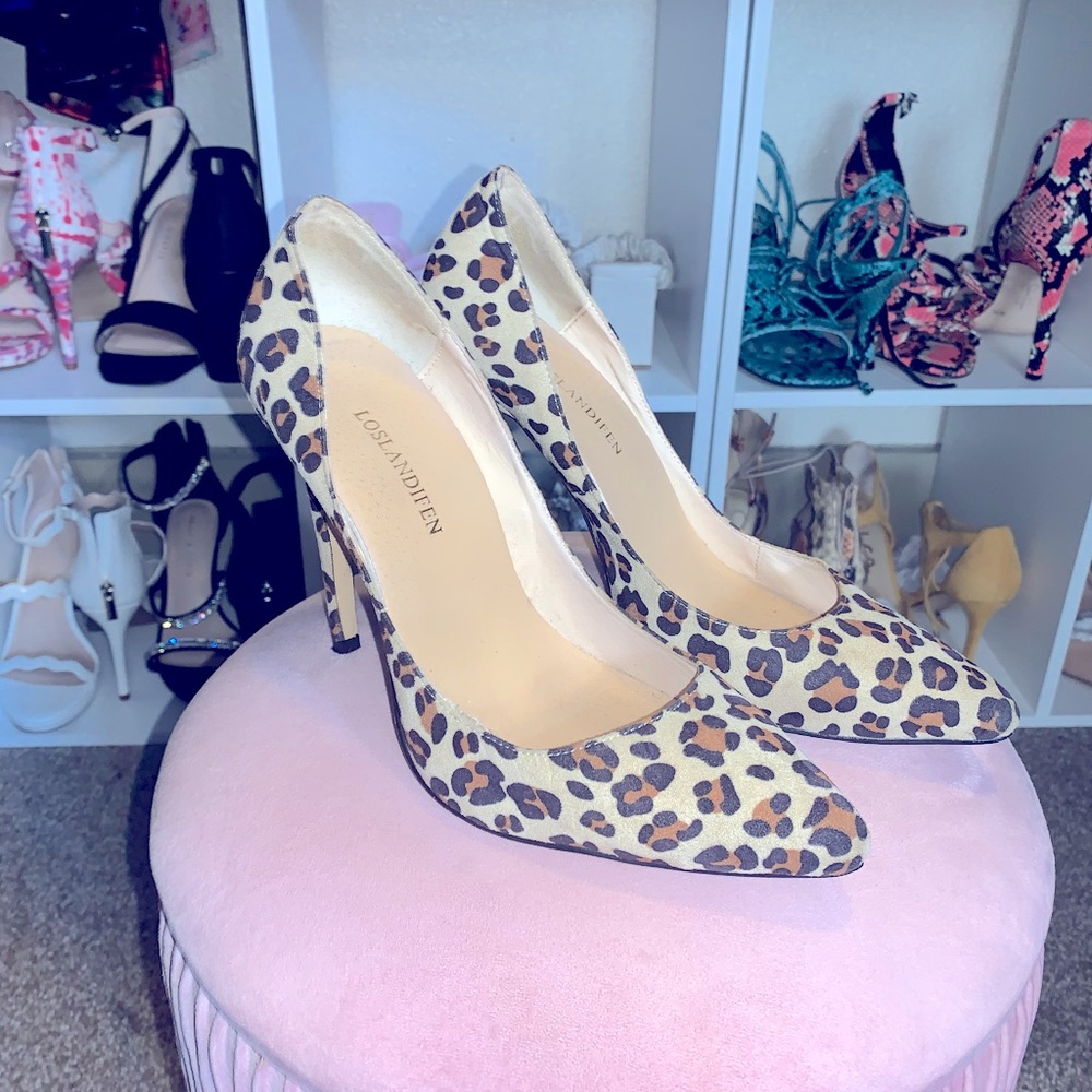 Beautiful leopard print pumps